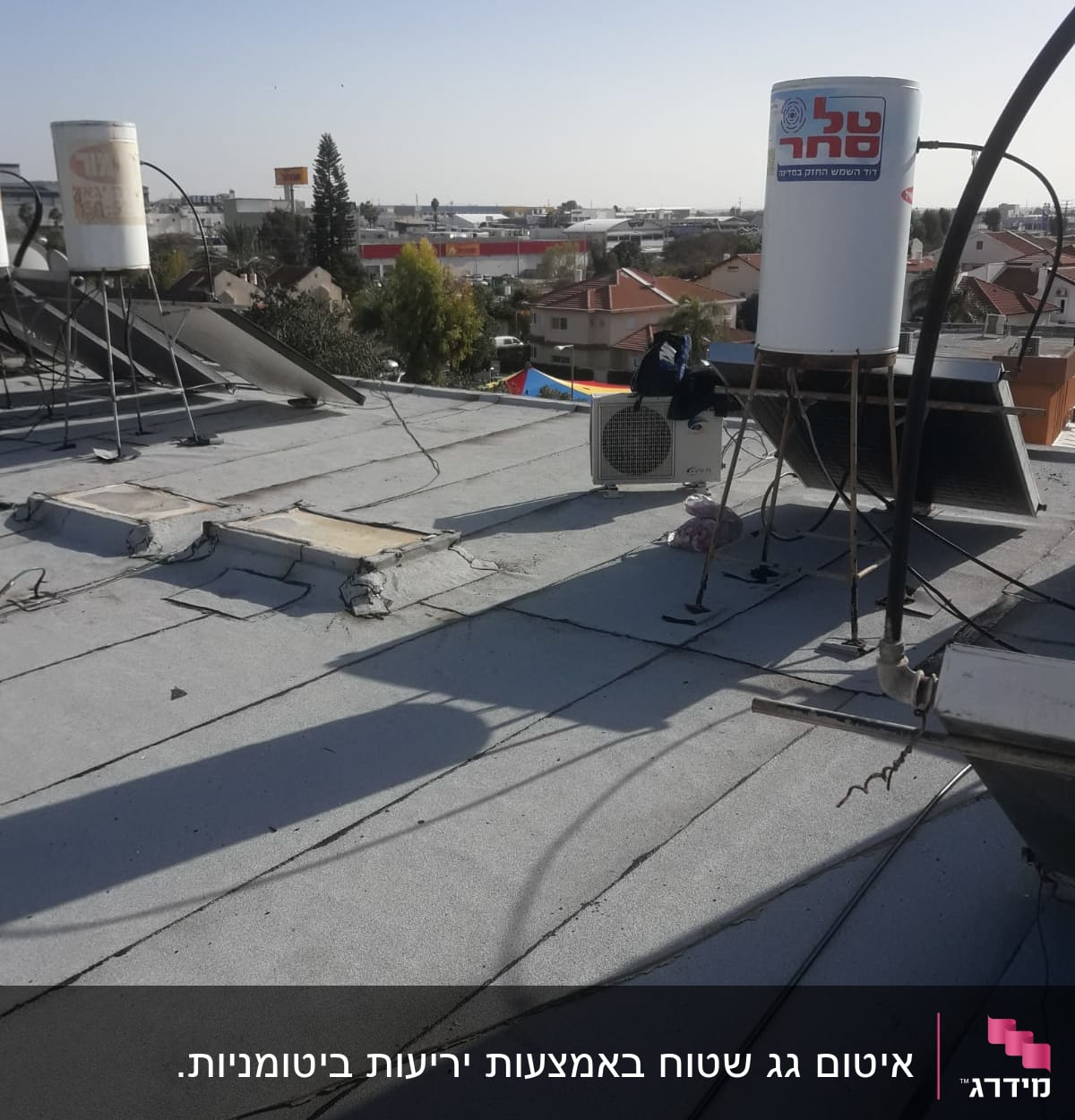 גג עם יריעות איטום ומיכלי מים